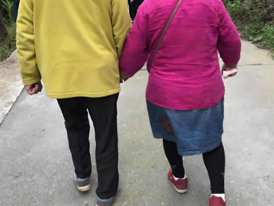 恋人离别数十载后，老人委托专业侦探寻人