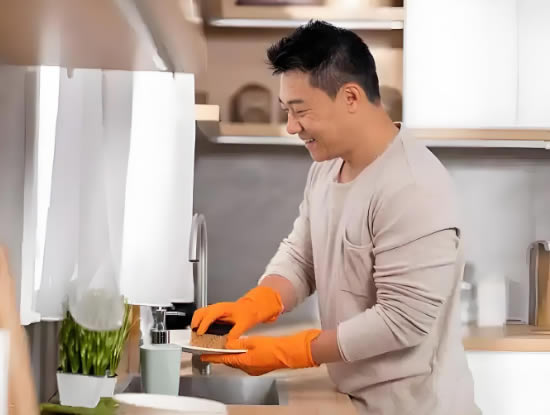 妻子外遇男保姆，可邻居却说她是个好妻子