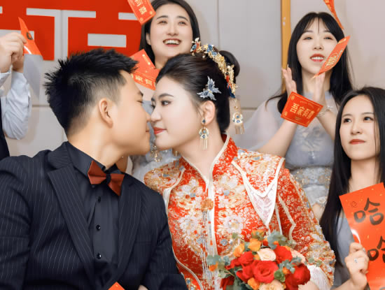 老婆婚前出轨男闺蜜，老公依旧照办婚礼