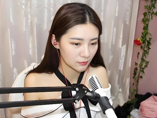 某女子背叛家庭，打赏男主播父亲痛哭